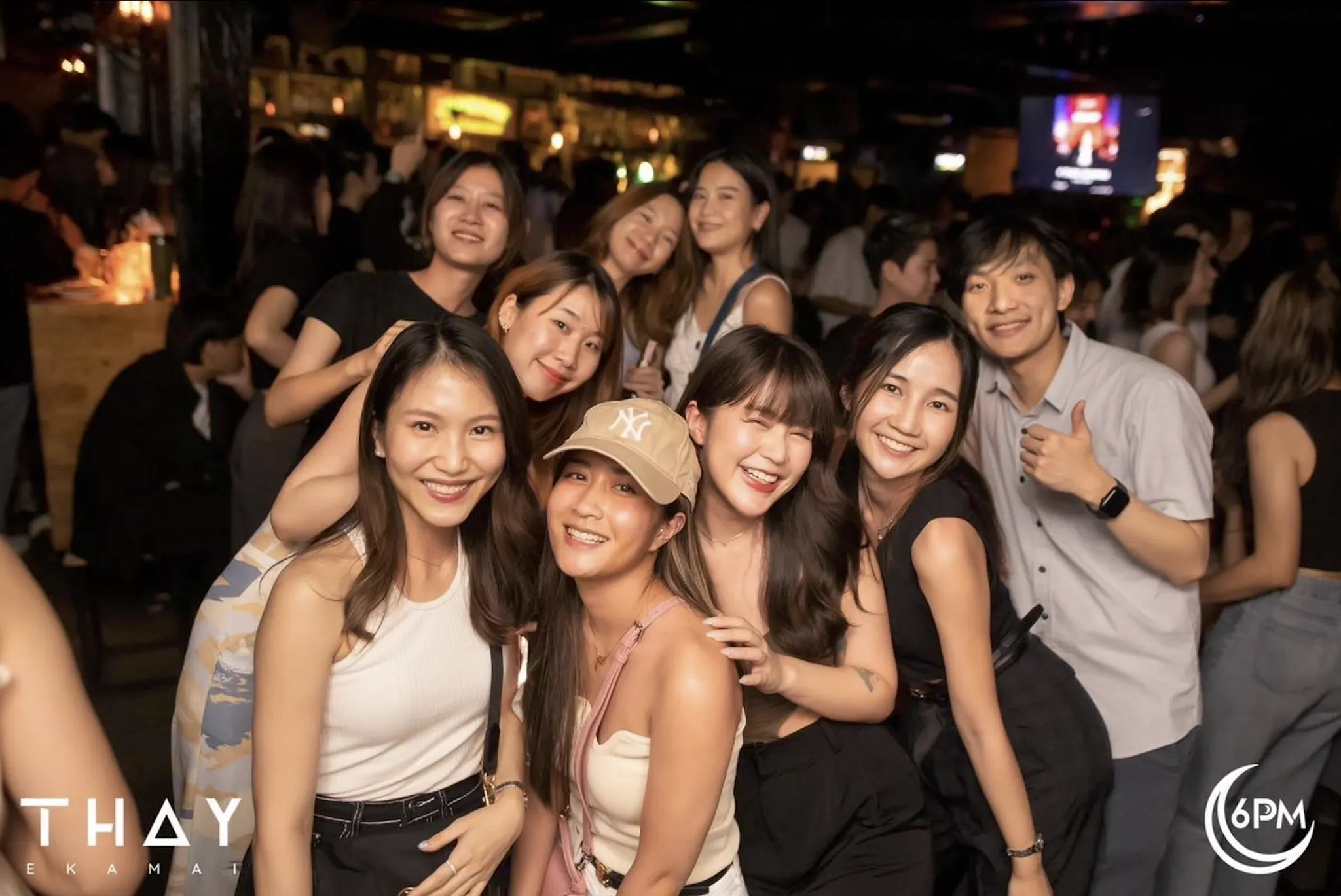 Thay-Ekkamai-group-friends