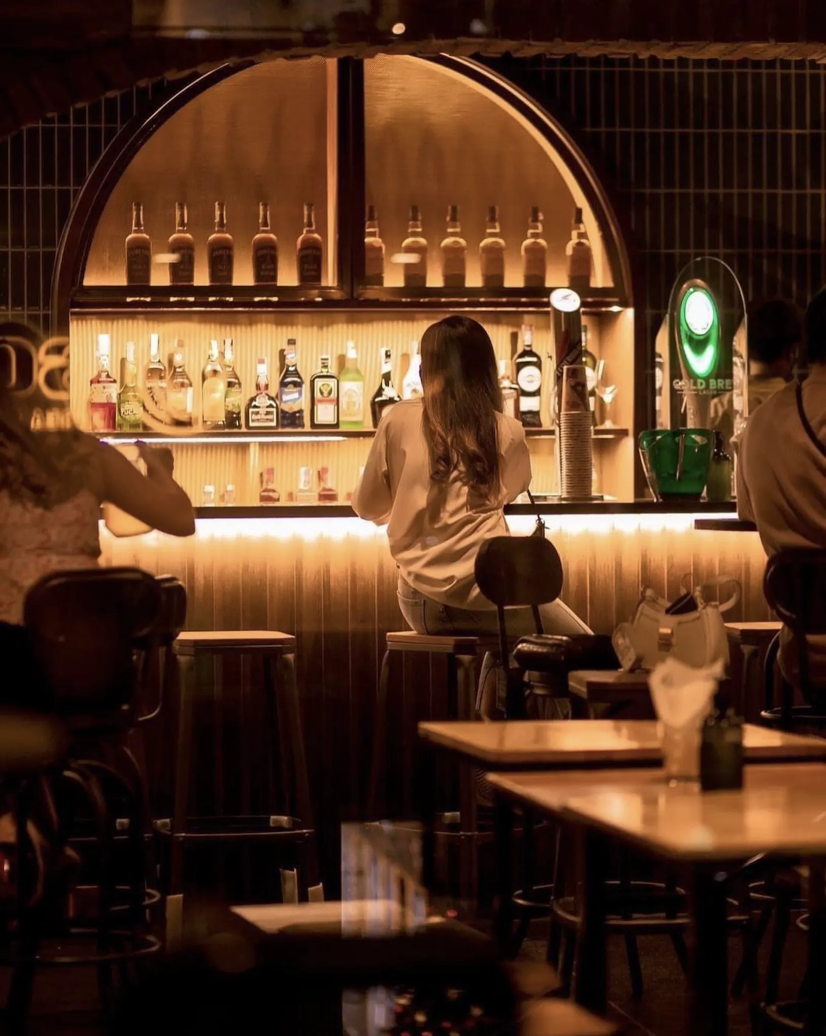 Thay-Ekkamai-interior-bar