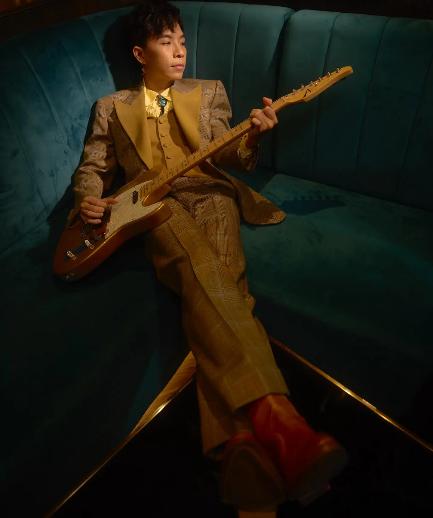 2463-Speakeasy-Bangkok-guitarist-on-sofa