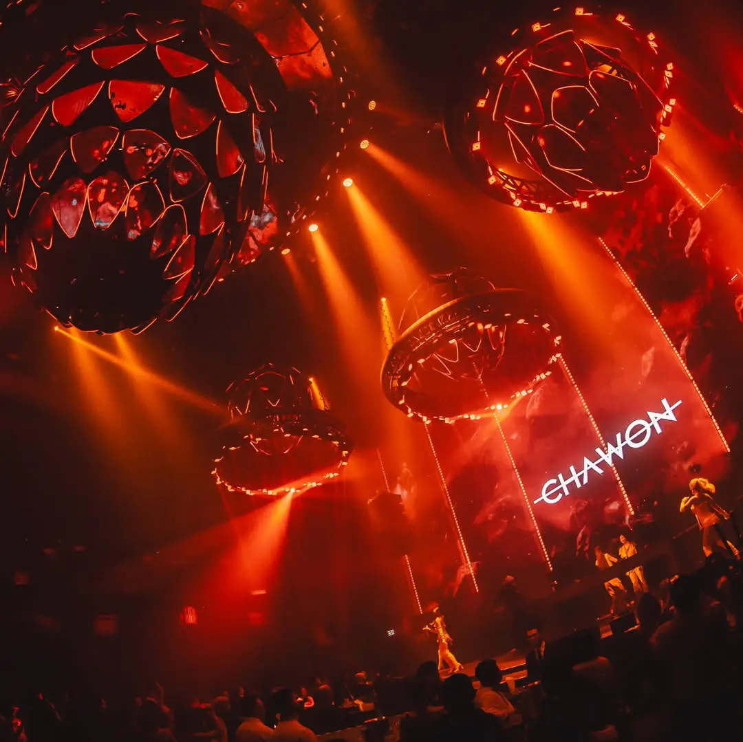 Atlas-Super-Club-Bangkok-interior-red-lights